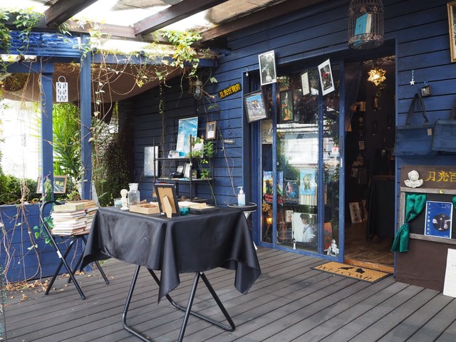 店内への入り口前のデッキ。店内の幻想空間で遊んだあと、外界へ出るちょっとした緩衝地帯のよう