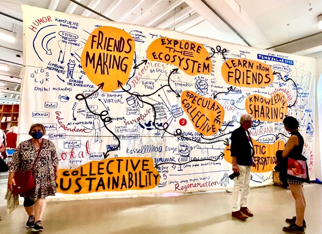 壁ほどの大きなバナーに、様々なメッセージが書かれている写真