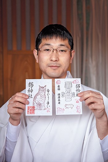 禰宜さんが手にしているのは、オトラサマの御朱印