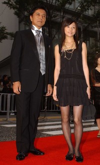 （左から）榎木孝明、木村文乃＝2005年