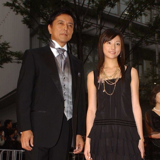 （左から）榎木孝明、木村文乃＝2005年