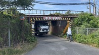 橋桁に接触したトラック