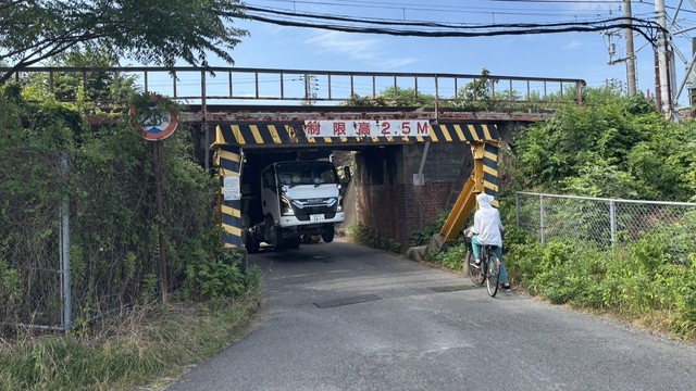 橋桁に接触したトラック