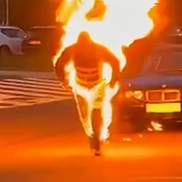 オーストリア人男性がギネス記録、全身を炎に包まれ車を牽引