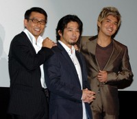 （左から）中井貴一、真田広之、佐藤浩市＝2005年