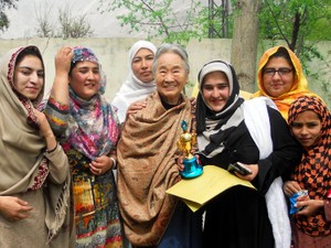 度胸と機転で紛争取材の危険かわす　稀有な半生を小説に　督永忠子さん（後編）