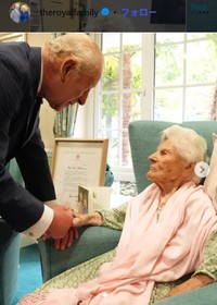 2025年9月、チャールズ国王と面会したエセル・ケータハムさん＝チャールズ国王のインスタグラム＠theroyalfamilyより