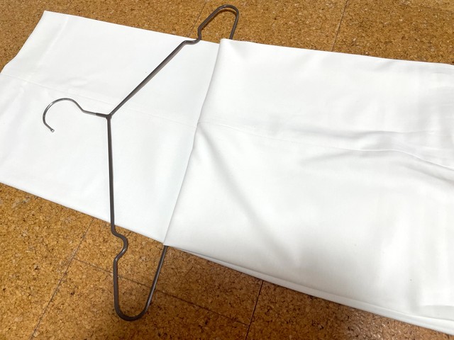 1番上の布を押さえながら折り返す