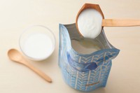 「小さなヨーグルト工場」からヨーグルトをすくって、食べる分だけ器へ。もっちり感と程よい甘味があって、ジャムやヨーグルトソース少なめでもおいしい（画像：岩泉ホールディングス公式サイトより）