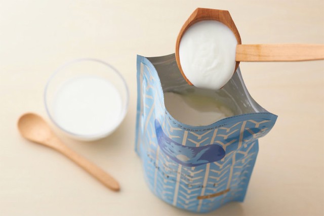 「小さなヨーグルト工場」からヨーグルトをすくって、食べる分だけ器へ。もっちり感と程よい甘味があって、ジャムやヨーグルトソース少なめでもおいしい（画像：岩泉ホールディングス公式サイトより）