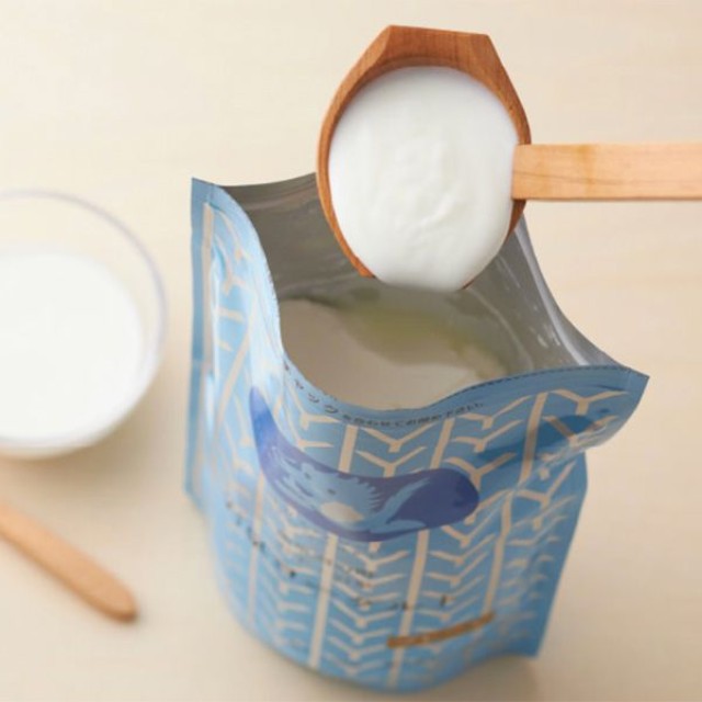 「小さなヨーグルト工場」からヨーグルトをすくって、食べる分だけ器へ。もっちり感と程よい甘味があって、ジャムやヨーグルトソース少なめでもおいしい（画像：岩泉ホールディングス公式サイトより）