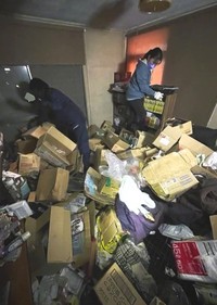 飼育崩壊現場での生き残り捜索（「動物保護団体わんらぶ」さん提供、Instagramよりキャプチャ撮影）