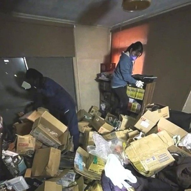 飼育崩壊現場での生き残り捜索（「動物保護団体わんらぶ」さん提供、Instagramよりキャプチャ撮影）