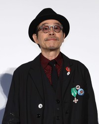 映画「ストリート・キングダム」公開時に舞台挨拶する田口トモロヲ監督。自身もバンド「ばちかぶり」のボーカルとして知られた