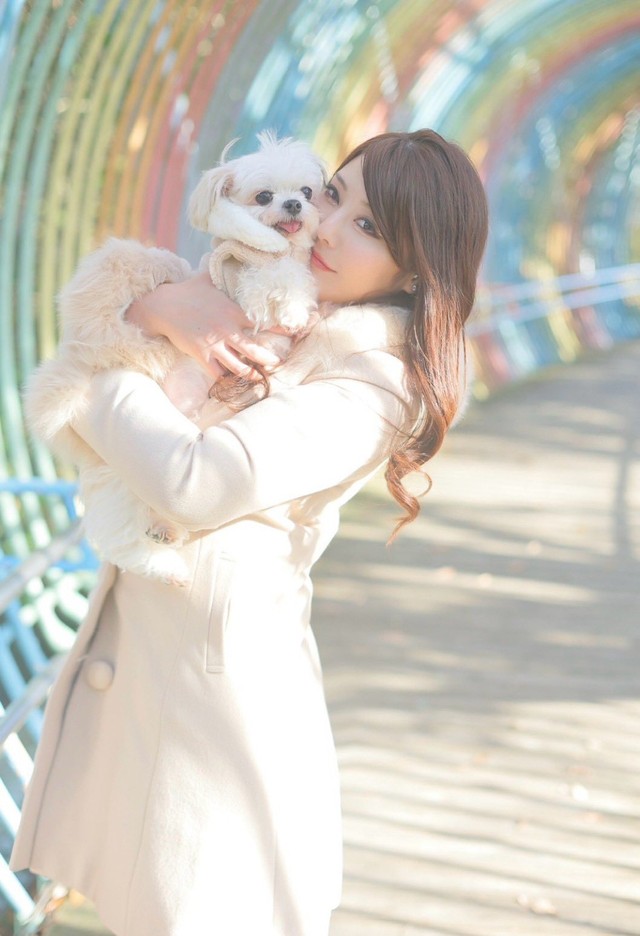 早乙女桃華さん。抱いているワンちゃんは去年亡くなってしまった愛犬の太郎くん（早乙女桃華さん提供）