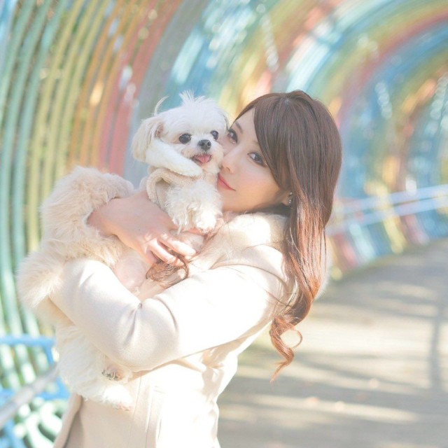 早乙女桃華さん。抱いているワンちゃんは去年亡くなってしまった愛犬の太郎くん（早乙女桃華さん提供）