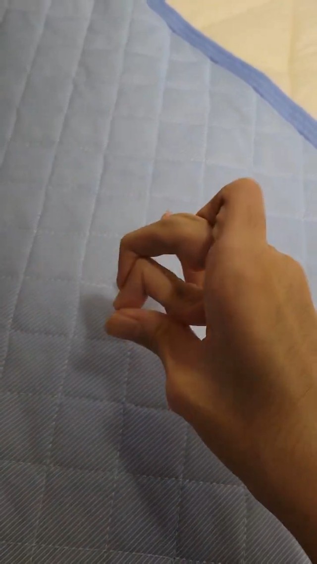 指がぎゅっと畳まれていく