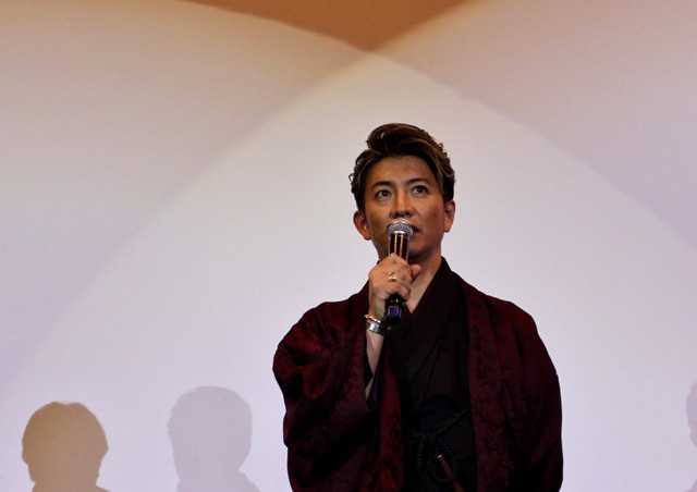 客席のスタッフに感謝を述べた木村拓哉さん＝2023年1月23日、T・ジョイ京都