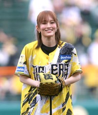 ド派手なユニホームで登場した山本彩＝甲子園