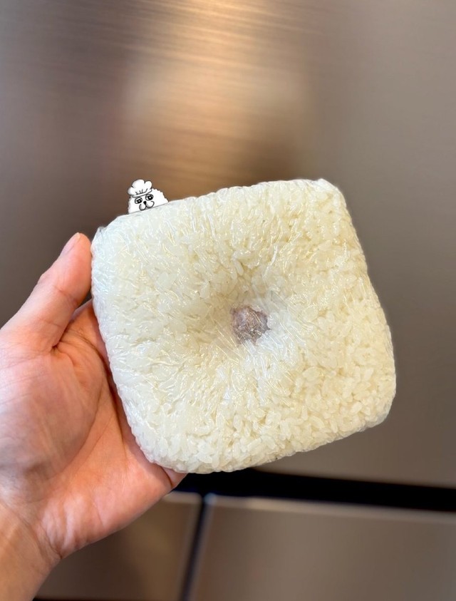 四角く包んだご飯の真ん中に、凹みを作るだけで解凍時間の短縮が実現！（提供：麦ライス(シェフ)さん）