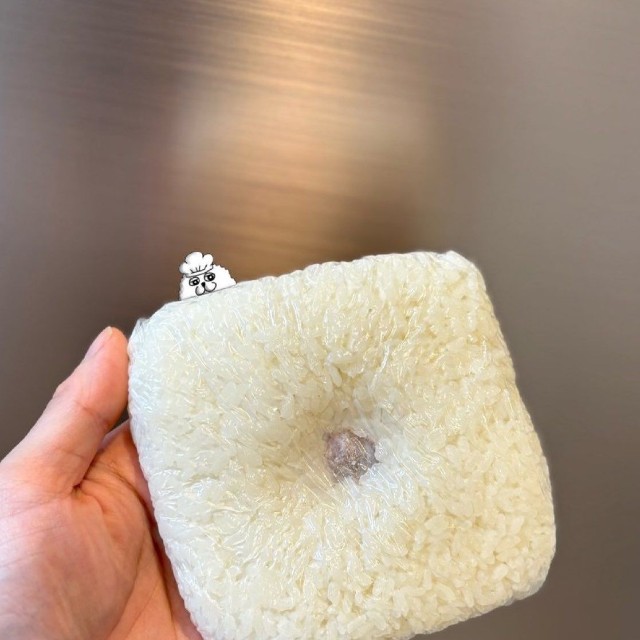 四角く包んだご飯の真ん中に、凹みを作るだけで解凍時間の短縮が実現！（提供：麦ライス(シェフ)さん）