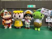 小豆島で開催された「YOKAI EXPO 2026」に登場した桃太郎と貧乏神（KONAMI提供）