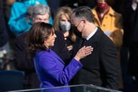 就任式で宣誓を終え、喜びを分かち合うカマラ・ハリス新副大統領（左）と夫のダグ・エムホフさん