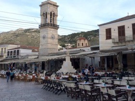 ギリシャの島々、旧市街で猫歩き　猫階段も名所の一つ？