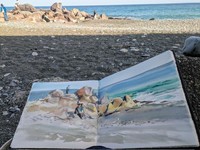 海辺の現地スケッチの様子（提供：小野月世さん）