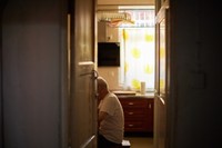 一人暮らしの高齢者男性※画像はイメージです（zheng qiang/stock.adobe.com）