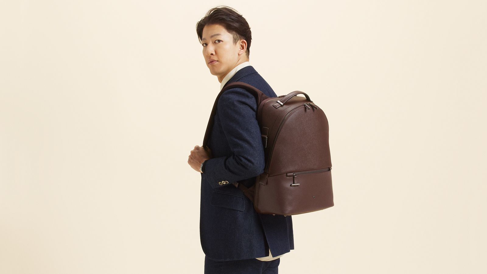 尾上右近が魅了された大人のブラウン。<br>サムソナイト・ブラックレーベルの品格