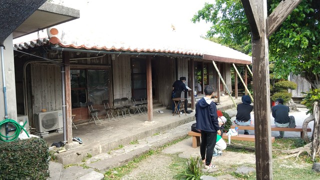 さとうきび畑の中に佇む沖縄そばの名店「屋宜家」