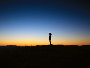 母が愛用するジュエリーをつける。厄除けのブレスレットで伸びる背筋