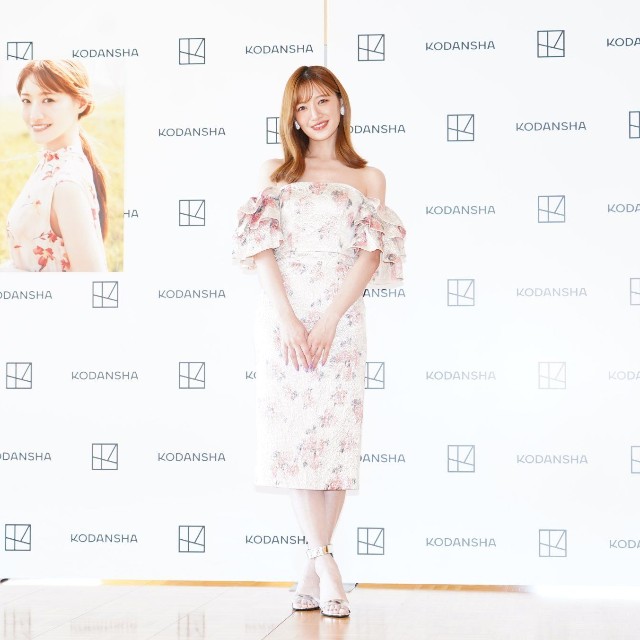 写真集の発売記念会見に登場した中田花奈