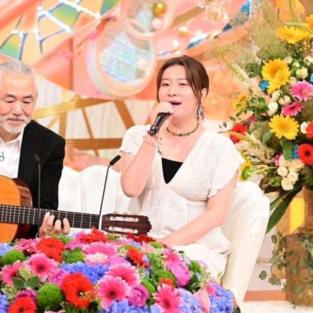 夫のギターに合わせて熱唱する妻©ABCテレビ