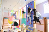 子どもはアスレチックに夢中！大人はリビングでゆっくり乾杯