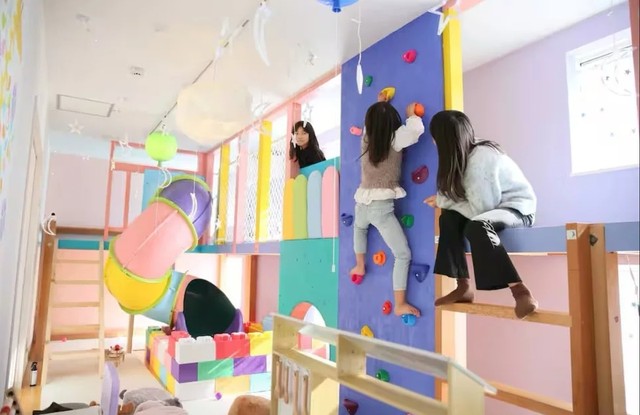 子どもはアスレチックに夢中！大人はリビングでゆっくり乾杯