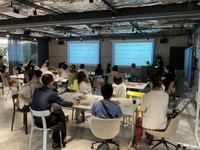 イベントで当事者の講演を聞く参加者たち