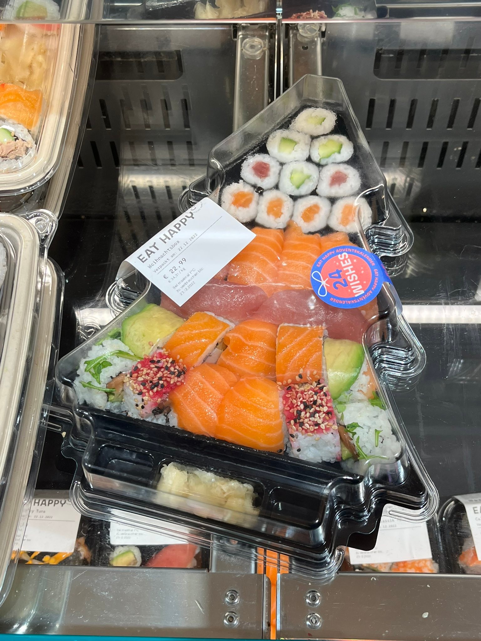 この発想はなかった！自由すぎるお寿司パック ツリーの形の容器に