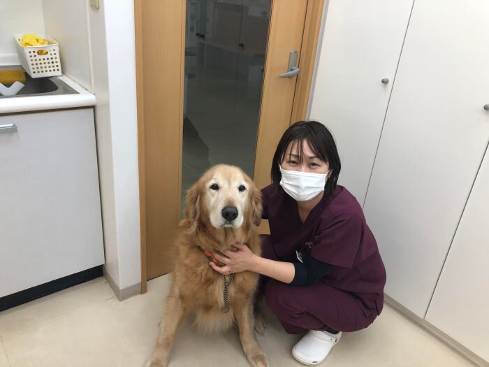 院長にべったりな病院犬「ボン」と（山中さん提供）