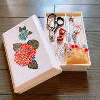 「昭和のだから裁ち鋏のカバーや指抜きが本革製」と紹介されている通り、一つひとつが丈夫につくられている／カリノ トウコさん（@linoleums）提供