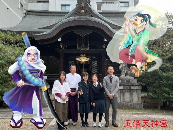 ＡＲで撮影することができる義経と弁慶のイラスト。「２人が出会った場所ということを多くの人に知ってほしい」