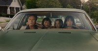 「オークストリートの異変」©2025 Warner Bros. Ent. All Rights Reserved