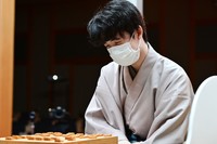 逆転での勝利に、思わず目尻が下がる藤井聡太三冠（提供：日本将棋連盟）