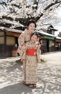 トキの少女時代を演じた福地美晴は674人の応募者の中からオーディションで選ばれた。ドラマの中で同じシーンに映ることはない髙石と福地の貴重な2ショット（C）NHK