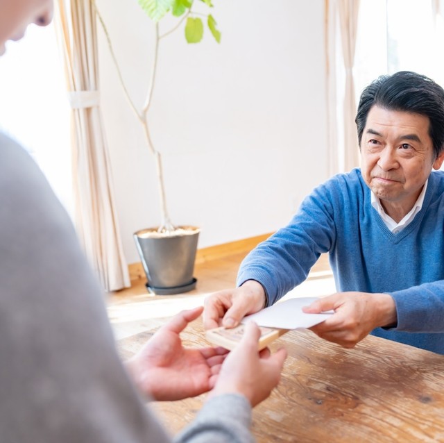 毎年100万円ずつ渡された場合、贈与税は払わないといけない？　※画像はイメージです（ponta1414/photoAC）