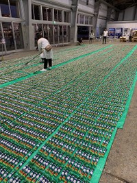 うまい棒6万本を並べる様子（安達裕章さん提供）