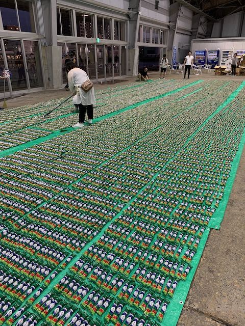 うまい棒6万本を並べる様子（安達裕章さん提供）