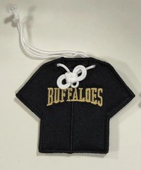 使用後のユニフォームから取った生地で製作された必勝祈願のお守り