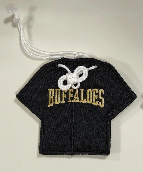 使用後のユニフォームから取った生地で製作された必勝祈願のお守り